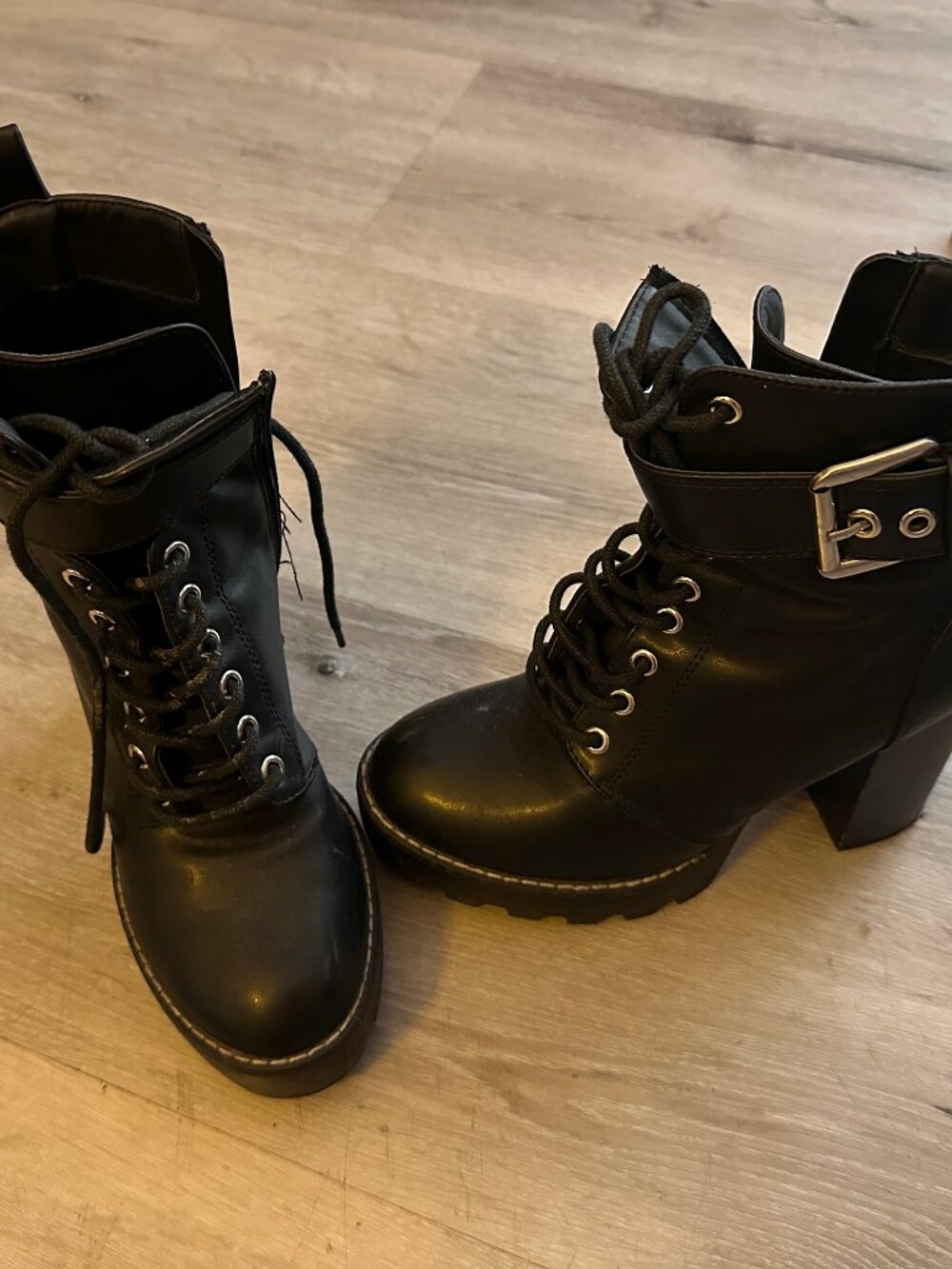 Rock'n Roll into Fall with those cool size 7 boots
